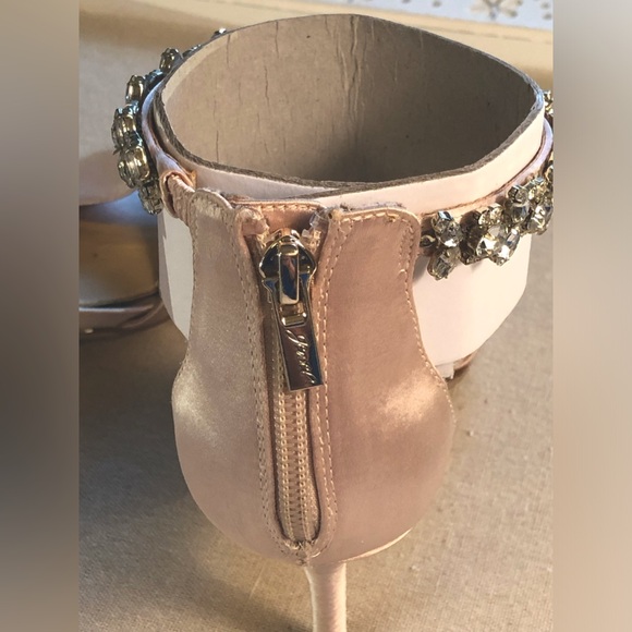 Badgley Mischka Raleigh Jeweled Satin High Heels. Woman’s Size 10 - Picture 10 of 15